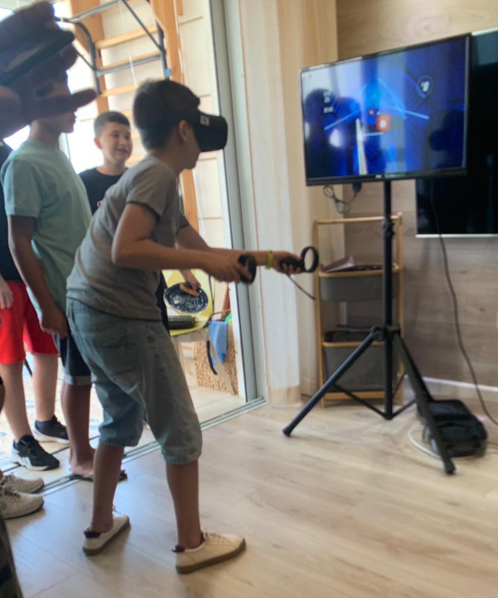 Família experimentando realidade virtual